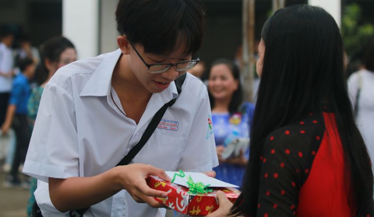 Cách tặng quà trung thu cho thầy cô giáo ý nghĩa nhất