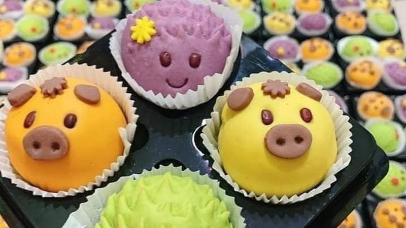 Mini moon cakes with funny shapes