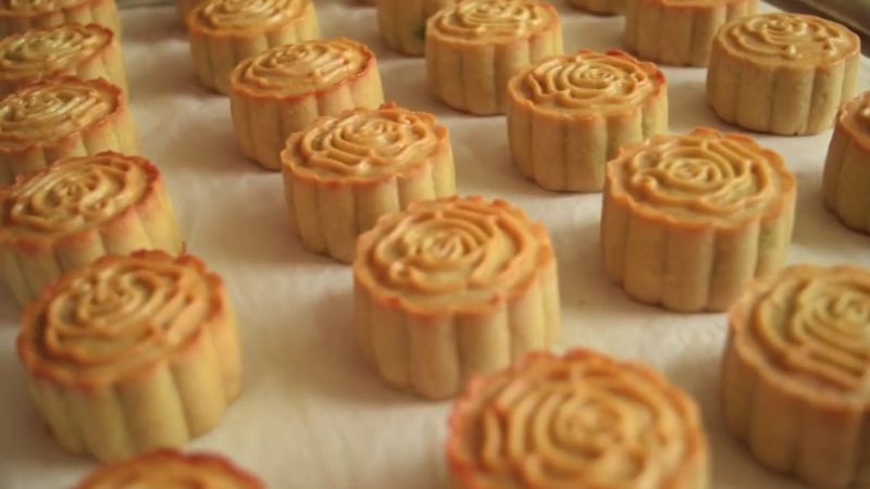 How to make delicious mini moon cakes at home