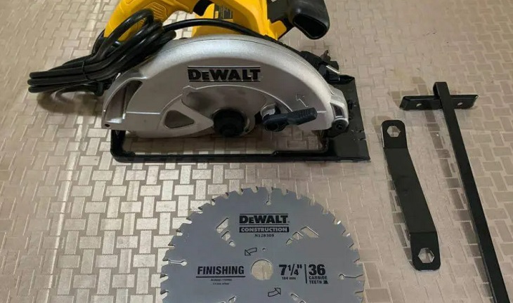 Lắp các phụ kiện của máy cưa đĩa Dewalt DWE561-B1 1200W đúng vị trí trước khi sử dụng