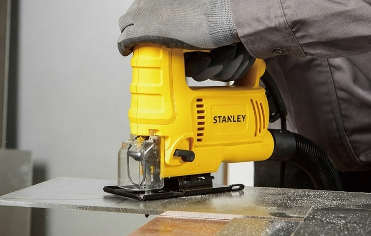 Tra dầu mỡ máy cưa lọng Stanley SJ60-B1 600W định kỳ để giúp máy hoạt động tốt