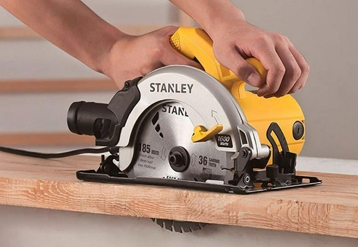 Thường xuyên lau chùi máy cưa đĩa Stanley SC16-B1 1600W để giúp máy vận hành tốt và giữ được độ bền