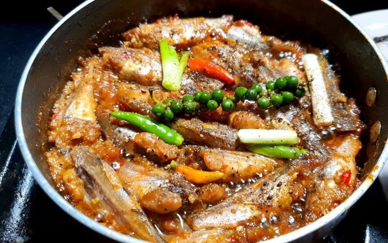 Telling you how to make spicy and peppery braised fish to warm your stomach on a rainy day