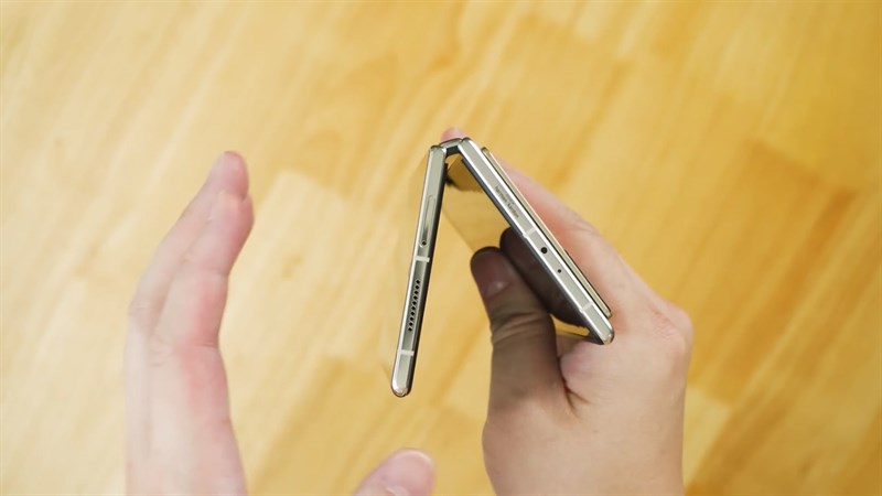 Xiaomi MIX Fold 2 có phần bản lề chưa thực sự linh hoạt so với các đối thủ Xiaomi MIX Fold 2 có phần bản lề chưa thực sự linh hoạt so với các đối thủ