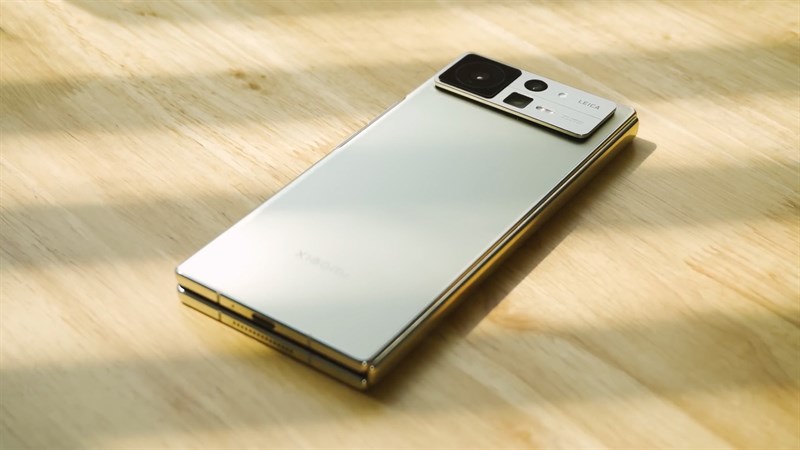 Mặt lưng của Xiaomi MIX Fold 2 được hoàn thiện từ kính nhám giúp chống bám vân tốt hơn Mặt lưng của Xiaomi MIX Fold 2 được hoàn thiện từ kính nhám giúp chống bám vân tốt hơn