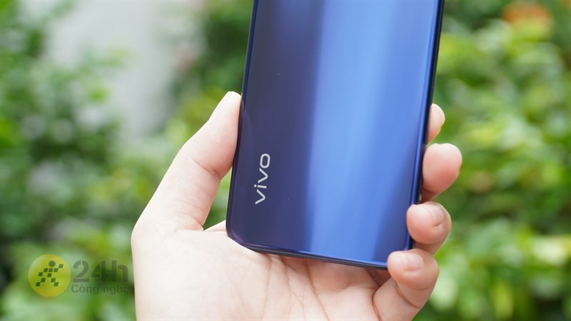 Mặt lưng mờ, hạn chế bụi bẩn dễ vệ sinh