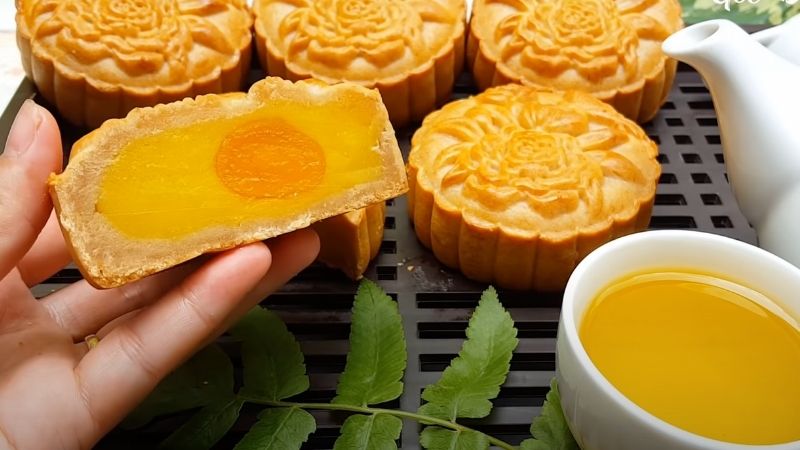 6 ways to make mooncakes filled with salted eggs that are easy to make at home