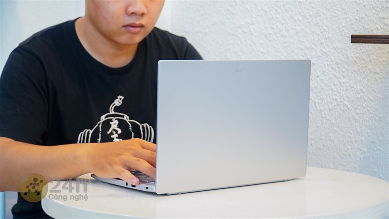Mặt A của chiếc laptop này được làm cong nhẹ ở 2 cạnh bên.