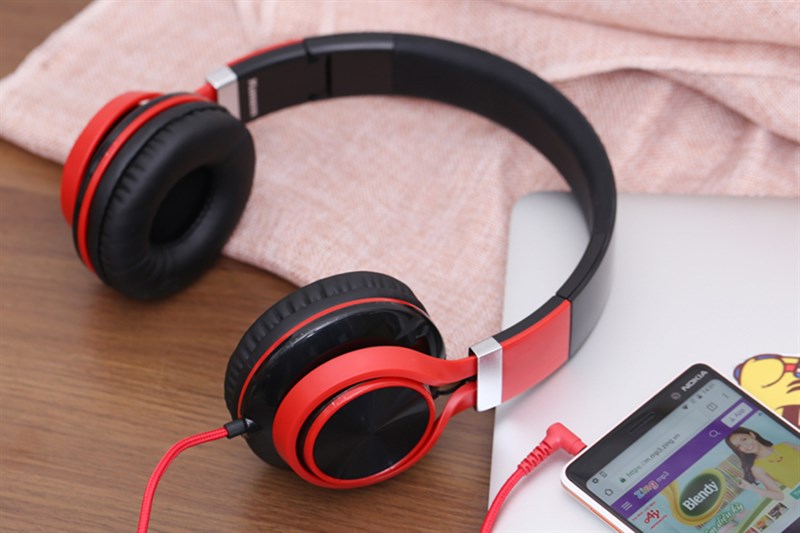 Nhìn tổng thể tai nghe khá nổi bật với màu sác đỏ toàn bộ.