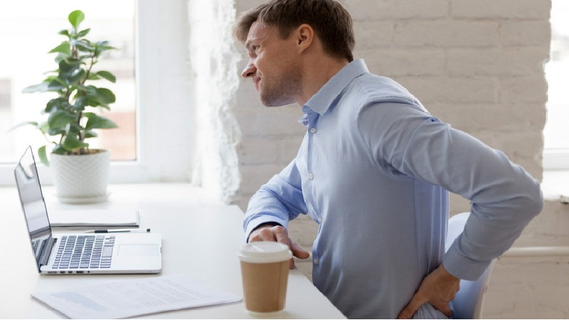 Tư thế ngồi không đúng khi làm việc gây đau lưng Tư thế ngồi không đúng khi làm việc gây đau lưng