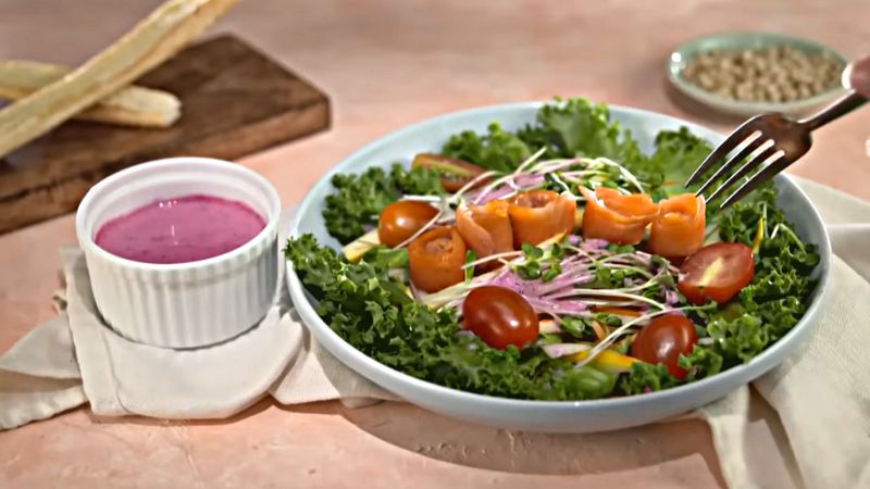 How to make fresh and delicious salmon salad with dragon fruit sauce