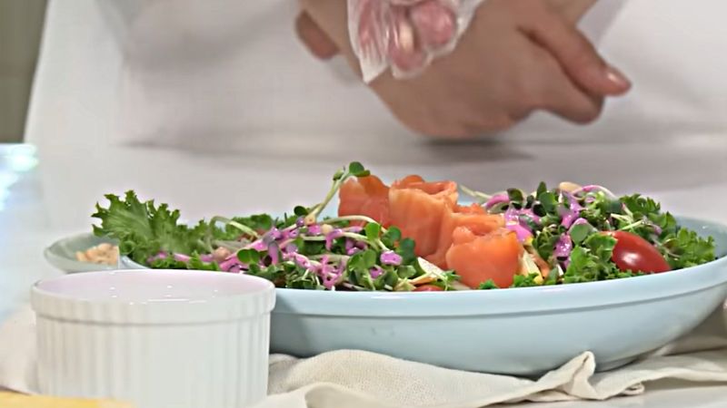 Salad cá hồi sốt thanh long bổ dưỡng