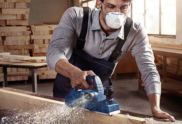 Trang bị đầy đủ dụng cụ bảo hộ khi vận hành máy bào Trang bị đầy đủ dụng cụ bảo hộ khi vận hành máy bào