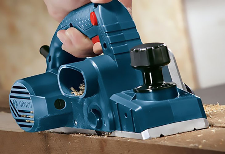 Đảm bảo bề mặt gỗ không có vật cản trước khi bào Đảm bảo bề mặt gỗ không có vật cản trước khi bào