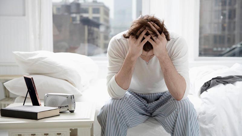 Xuất tinh không thường xuyên là một nguyên nhân khiến tinh dịch có màu vàng.