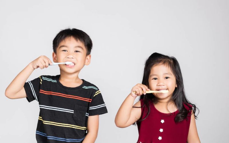 Để trẻ tự chải răng và chải răng sai cách