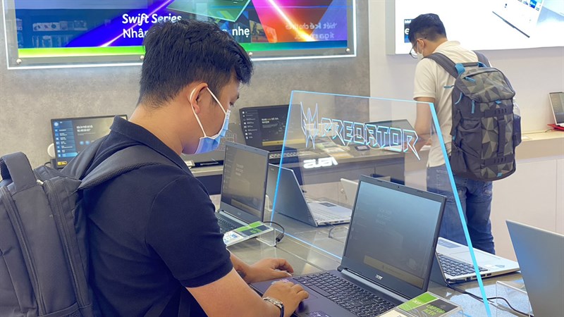 Trải nghiệm laptop tại Luxury Store