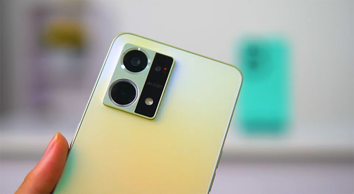 Camera sau OPPO Reno8