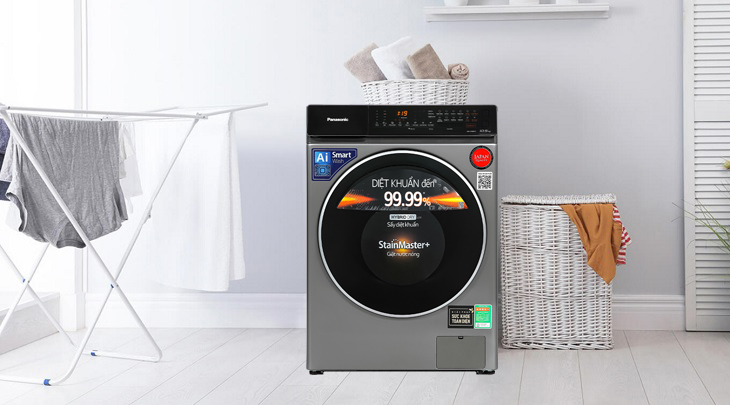 Đánh giá chi tiết máy giặt Panasonic có sấy tiện ích 2kg dòng FC mới năm 2022 > Máy giặt Panasonic cửa trước dòng FC model có kiểu thiết kế hiện đại, gam màu xám trung tính và vỏ máy bằng kim loại sơn tĩnh điện có độ bền tốt 