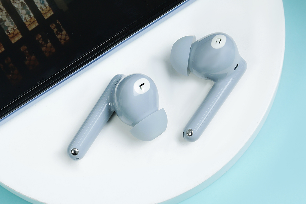 OPPO Enco Air2 Pro ra mắt: Công nghệ ANC, pin khủng 28 tiếng, giá cực rẻ > Chiếc tai nghe có thiết kế in-ear dạng housing suông dài