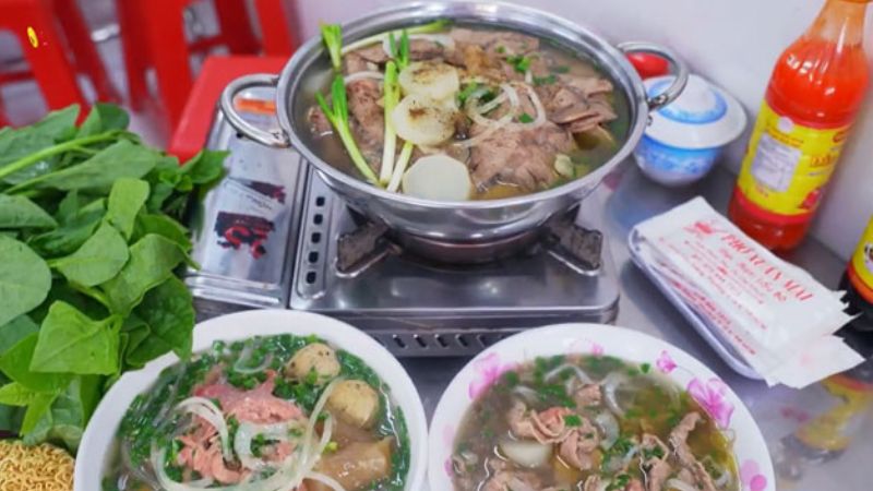 Không gian quán phở lẩu bò Xuân Mai