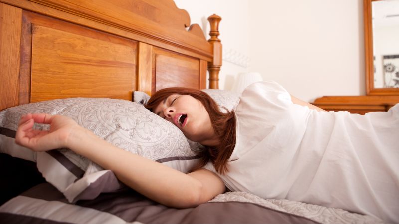 Ngủ mở miệng có thể tạo ra tiếng ngáy và làm khô họng