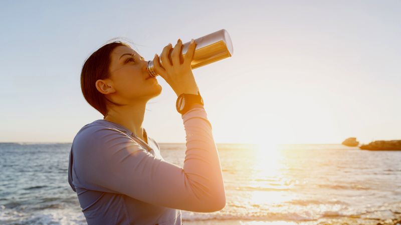 Uống đủ nước giúp giảm các tình trạng thiếu oxi lên não, suy giảm hệ miễn dịch và khô họng