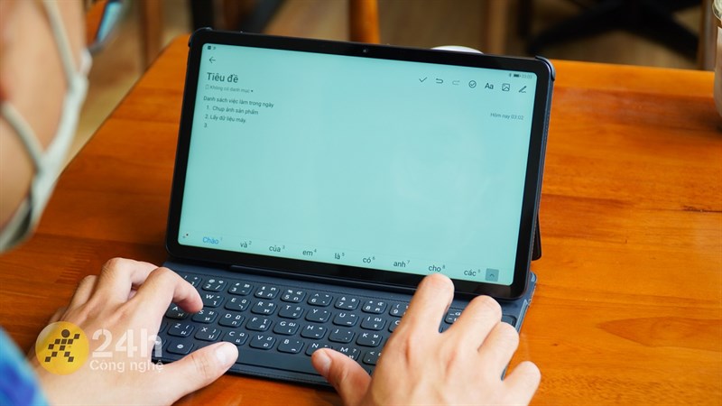 Những món phụ kiện đi kèm, có thể là bút hoặc bàn phím sẽ giúp máy tính bảng linh hoạt hơn