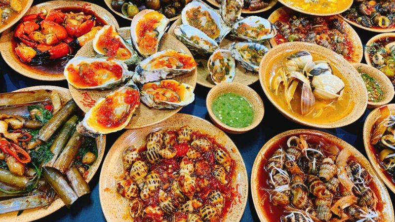 Ốc luôn là món ăn được nhiều người yêu thích khi đến Tân Phú