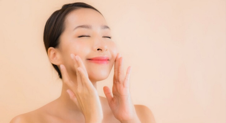 Massage vùng da mặt, vỗ nhẹ các vùng da để các dưỡng chất của mỹ phẩm hấp thụ tốt hơn