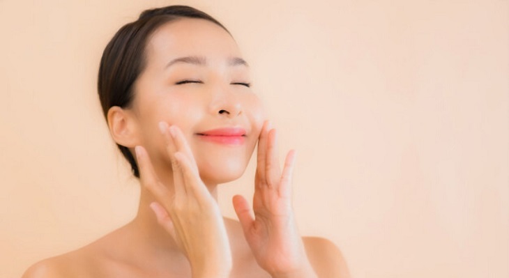 Facial massage, gently pat the skin areas for better absorption of cosmetics