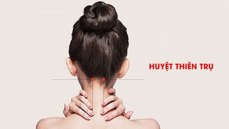 Massage huyệt Thiên trụ sau gáy