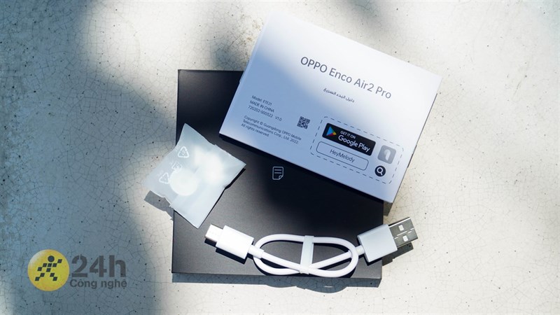 Bên trong hộp thì ngoài OPPO Enco Air2 Pro, ta sẽ được tặng kèm sách hướng dẫn sử dụng, nút tai thay thế và dây sạc.