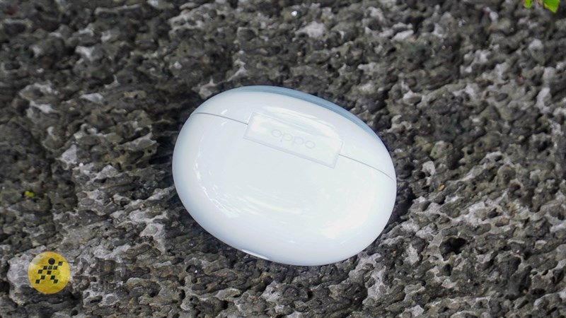 Phần hộp sạc của OPPO Enco Air2 Pro có hình oval trông khá lạ mắt.