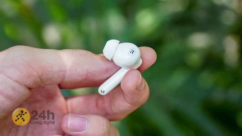 OPPO Enco Air2 Pro sử dụng thiết kế dạng thanh quen thuộc.