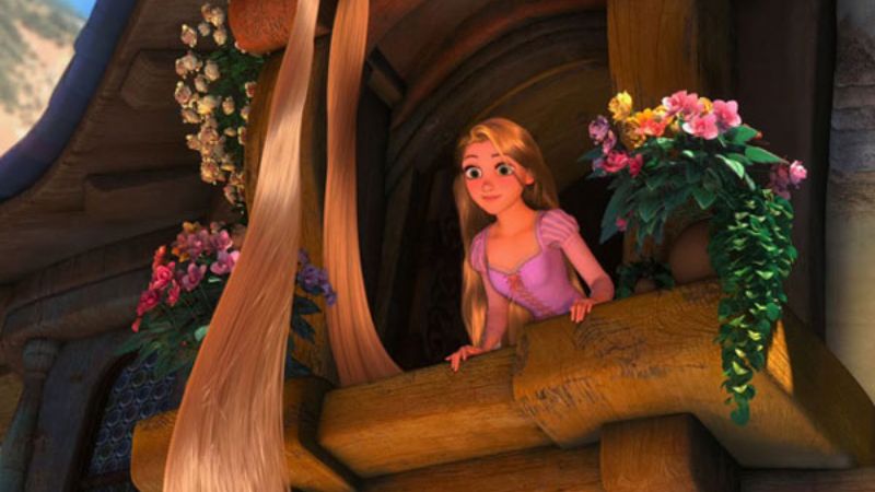 Mụ phù thủy bắt nhốt Rapunzel vì mái tóc cô có quyền năng