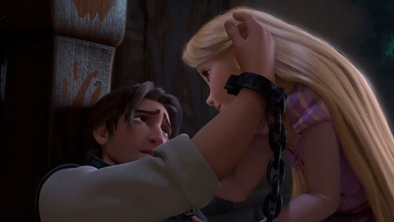 Flynn vì cứu Rapunzel mà bị mụ phù thủy hại