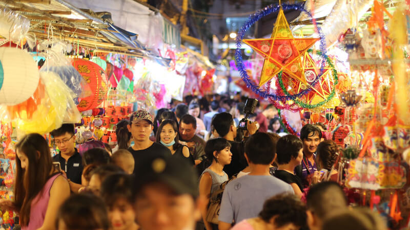 Khung cảnh đông đúc tại phố lồng đèn Lương Nhữ Học