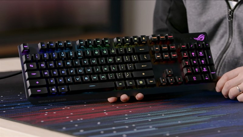 ASUS ROG Strix Scope RX sở hữu thiết kế khá đơn giản nhưng vẫn mang chất gaming