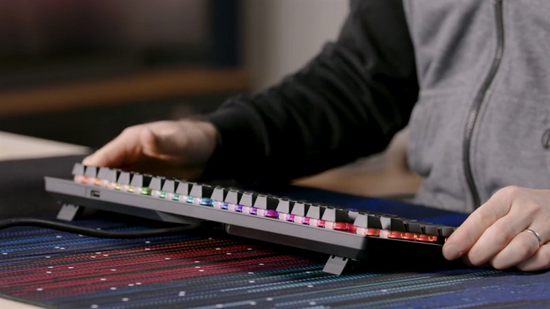 Bên cạnh đó còn có cặp chân đế giúp kê bàn phím lên cao để sử dụng thoải mái hơn