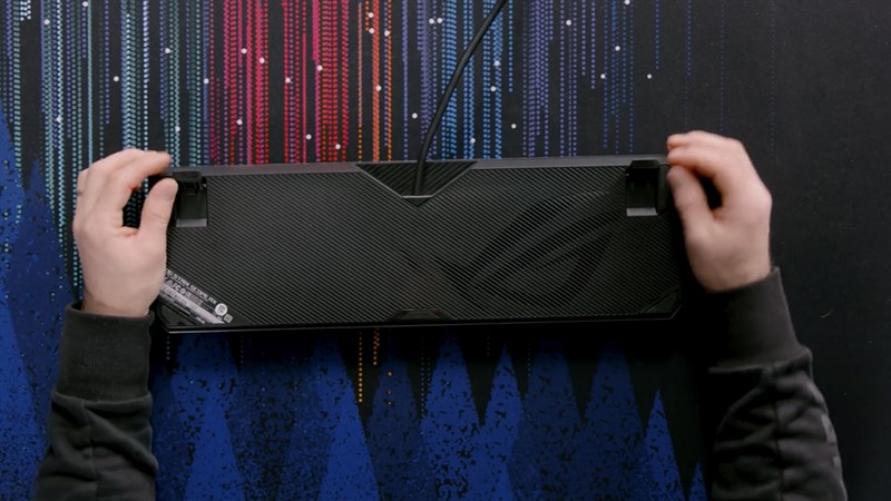 Phía bên dưới ASUS ROG Strix Scope RX là logo ROG được cấu thành từ những đường cắt CNC đẹp mắt