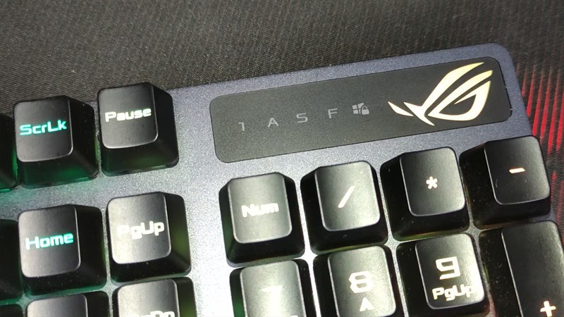Phần vỏ phím của ASUS ROG Strix Scope RX được hoàn thiện từ hợp kim nhôm rất chắc chắn