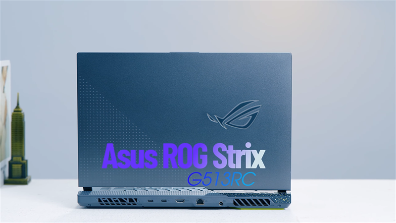 ASUS ROG Strix G15 G513R (2022) mang trong mình một vẻ ngoài có sự kết hợp giữa yếu tố thanh lịch với sự nam tính, mạnh mẽ cần có có đặc trưng.