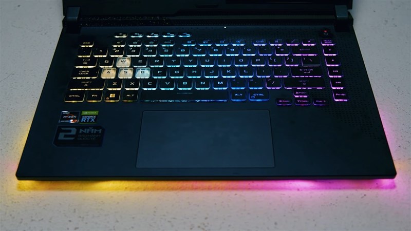 Dải đèn LED giúp mang đến cho ASUS ROG Strix G15 G513R (2022) nét gaming cũng như cho phép người dùng có thể tối ưu theo ý thích của bản thân.