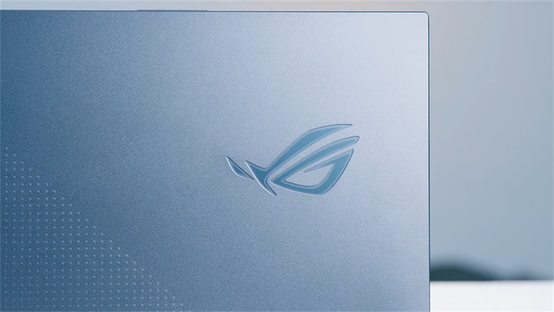 Mặt trước của ASUS ROG Strix G15 G513R (2022) được làm bằng chất liệu kim loại nên nét thanh lịch và sang trọng.