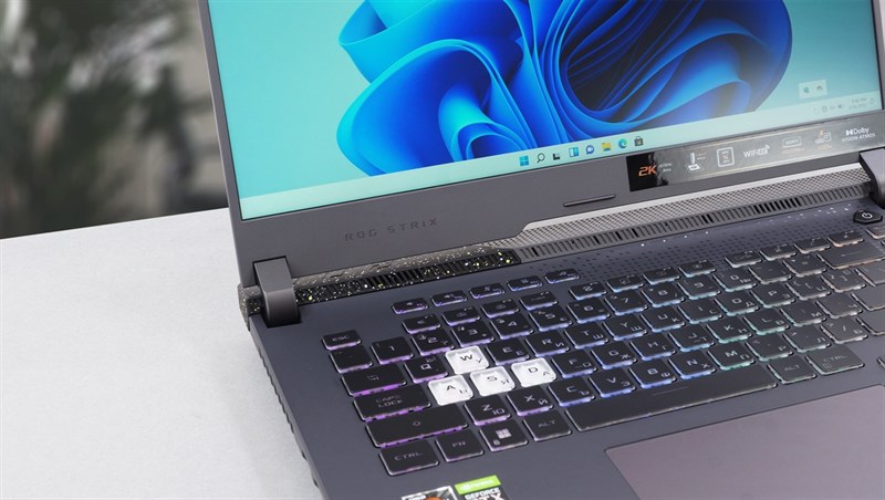 Bốm phím WASD được hoàn thiện trong suốt sẽ chính là điểm nhấn cho phần bàn phím của ASUS ROG Strix G15 G513R (2022).