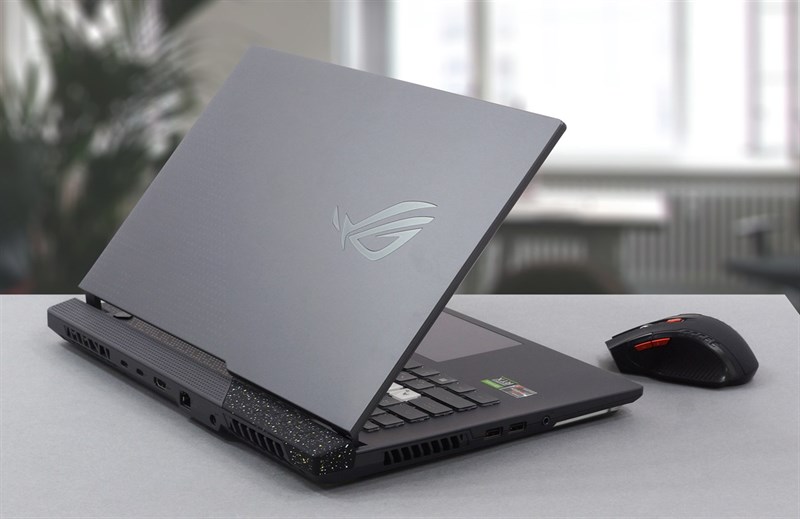 Thứ thu hút mình nhất ở mặt trước của ASUS ROG Strix G15 G513R (2022) lại là phần bản lề của máy.