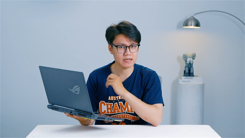 ASUS ROG Strix G15 G513R (2022) có kích thước không quá mỏng nhẹ nhưng vẫn đảm bảo được tính di động.