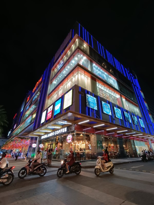 Ảnh chụp thiếu sáng từ camera góc rộng của OPPO Reno8 5G.