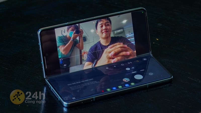 Vừa mở một góc 90 độ và vừa quay phim, tại sao không? Vừa mở một góc 90 độ và vừa quay phim, tại sao không?
